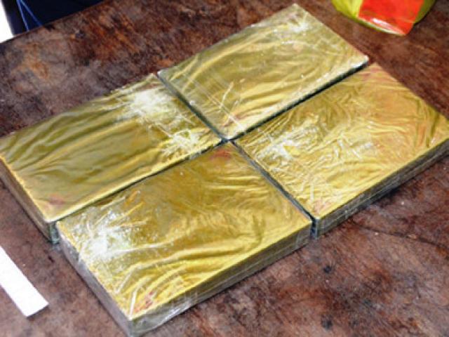 Pháp luật - Đóng giả khách du lịch mang 4 bánh heroin từ Lào về VN