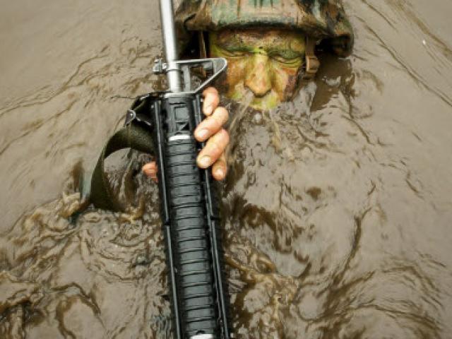 Ảnh huấn luyện dưới nước ấn tượng của quân đội Mỹ