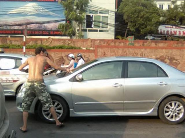 Tin tức trong ngày - Vì sao ông Tây chặn xe, xin lau kính giữa phố Hà Nội?