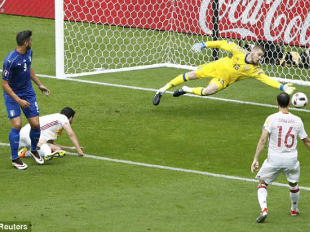 Bóng đá - De Gea và Buffon thi nhau "bay lượn" trận Ý - Tây Ban Nha