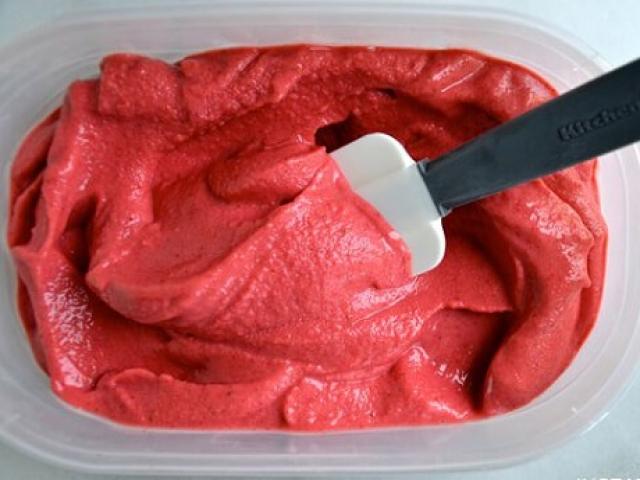 Cách làm kem sữa chua dâu tây mát lạnh chỉ trong 5 phút