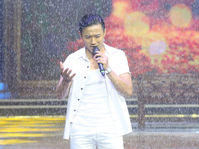 Ca nhạc - MTV - Quý Bình tắm mưa ướt sũng hát nhạc Bolero