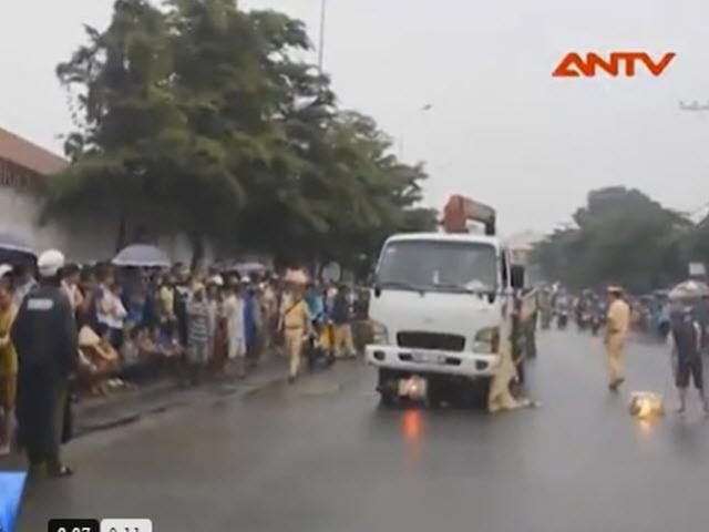 Video An ninh - Bị cuốn vào gầm xe tải, hai nữ công nhân tử vong
