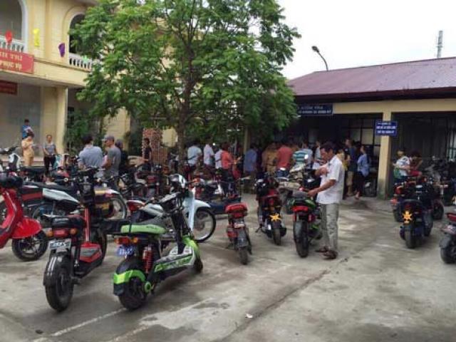 Tin tức trong ngày - Sát ngày xử phạt, dân đổ xô đi đăng kí xe máy điện