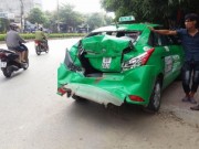 Tin tức trong ngày - Xe buýt tông taxi lộn nhiều vòng, bẹp dúm