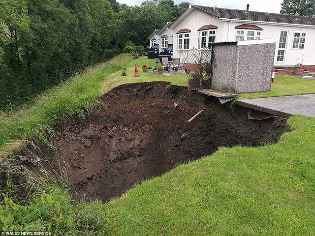 Thế giới - Anh: Hố tử thần "khủng" xuất hiện sau tiếng nổ vang trời