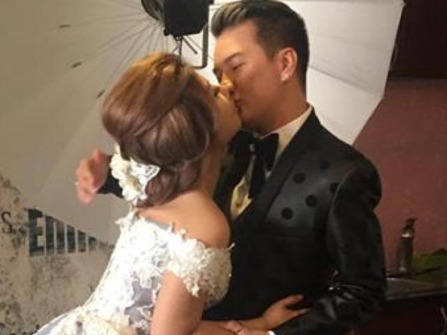 Ca nhạc - MTV - Sốc với ảnh Mr. Đàm hôn môi cô gái "vừa ăn vừa hát"