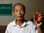 Phi thường - kỳ quặc - Cụ ông uống nước tiểu suốt 23 năm để chữa bệnh