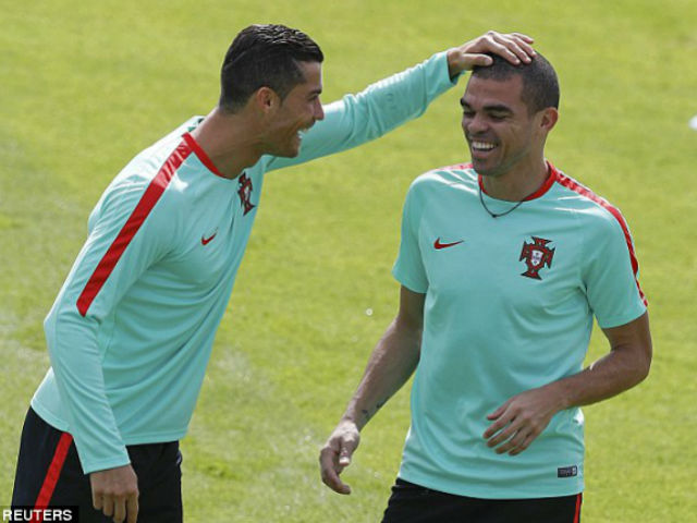 Bóng đá - Trước tứ kết Euro 2016: CR7 chơi tennis "bằng chân"