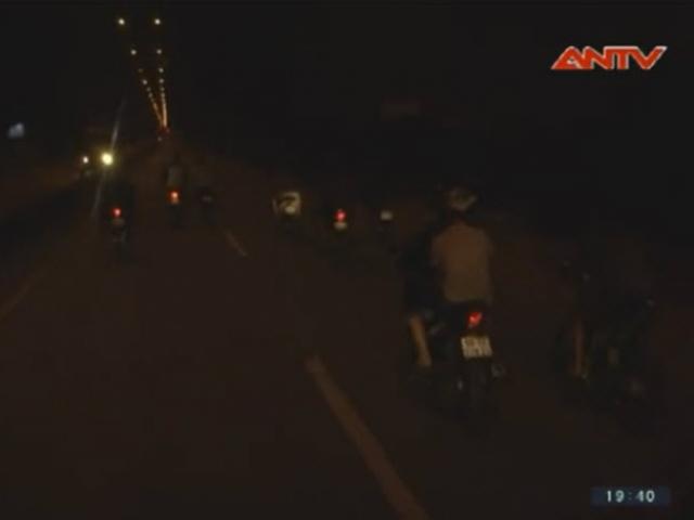 Pháp luật - Clip: "Quái xế" xăm trổ chặn quốc lộ so tài tốc độ