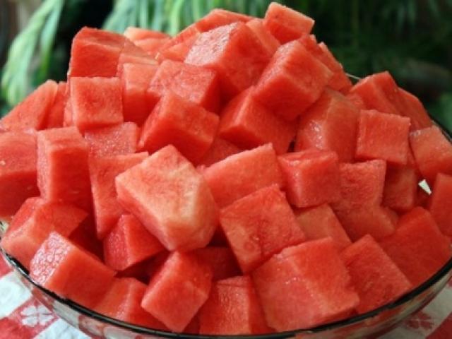 Sức khỏe đời sống - Thói quen ăn dưa hấu "tiện đủ đường" nhưng lại gây nguy hiểm