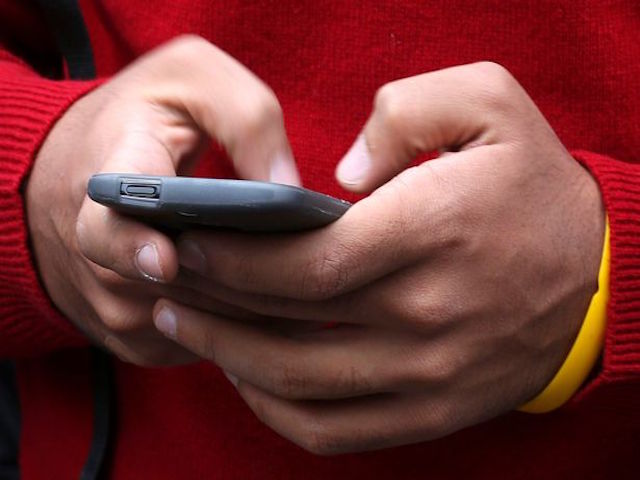 Công nghệ thông tin - Phụ nữ và đàn ông, ai "nghiện" smartphone hơn?