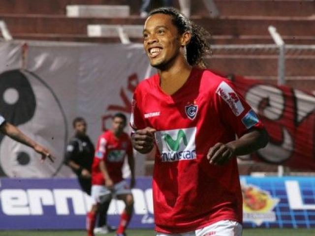 Bóng đá - Ronaldinho kiến tạo không cần nhìn khiến fan "lác mắt"
