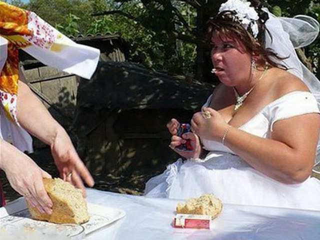 Tranh vui - Giật mình khi xem hình các cô dâu "bá đạo"