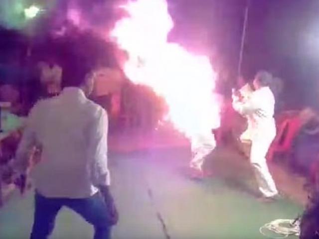 Phi thường - kỳ quặc - Ấn Độ: Tự thiêu vì vợ không dừng hát trên sân khấu