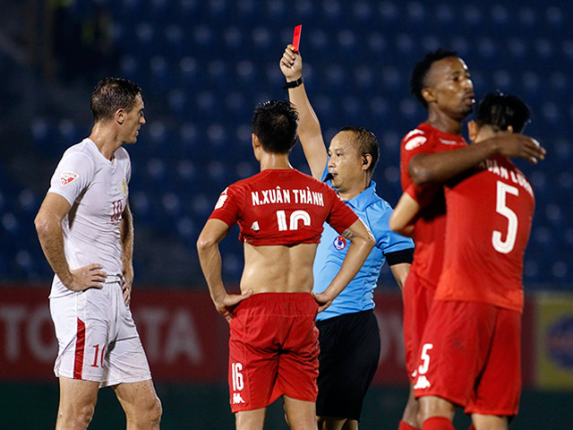 Bóng đá - CLB của Công Vinh: Xấu xí từ dưới sân lên khán đài