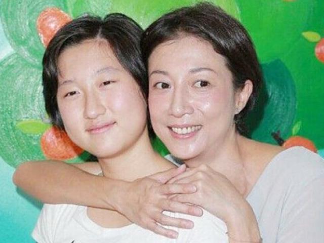 Phim - Con gái "rơi" của Thành Long tự tử?