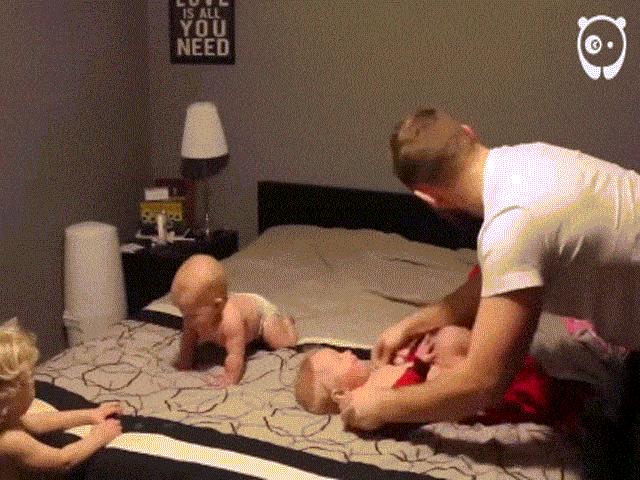 Video Clip Cười - Clip: Ông bố "khốn khổ" với bốn đứa trẻ nghịch ngợm