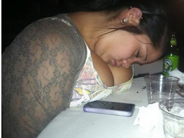 Tranh vui - Chị em ngủ "quên phòng thủ" nơi công cộng