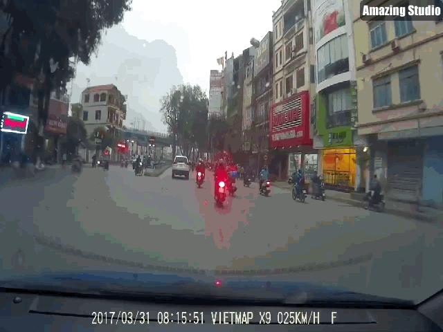 Tin tức trong ngày - Bồn nước rơi từ tầng 5 xuống đất, người đi đường hồn xiêu phách lạc