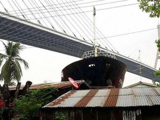 Tàu hàng 3.000 tấn VN "trèo" lên mái nhà dân Thái Lan