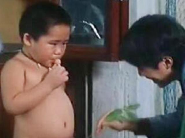 2 tuổi đóng phim Châu Tinh Trì: Cậu bé "bụng trống" giờ ra sao?