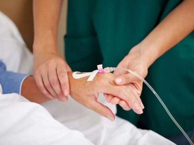 Sức khỏe đời sống - Vì sao phải truyền dịch cho người bệnh?