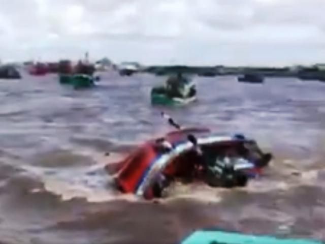 Tin nóng: Lật tàu ở biển Gành Hào, nhiều người chết và bị thương