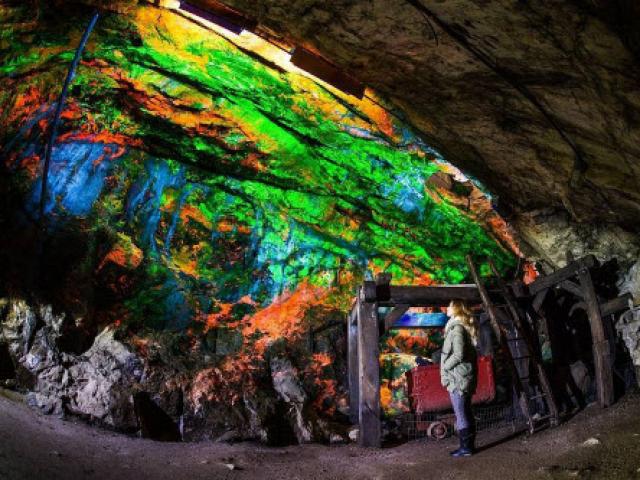 Du lịch - Kỳ ảo bảo tàng đá phát sáng dưới lòng đất