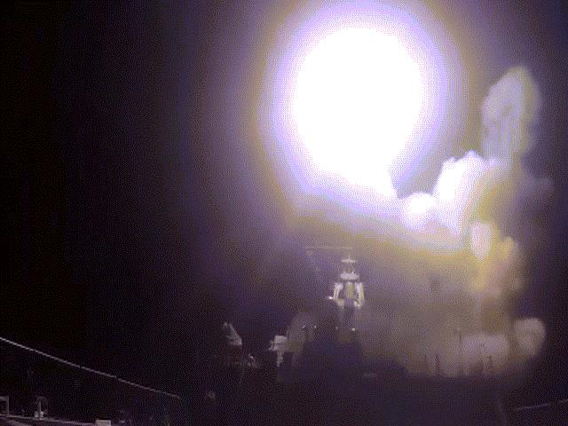 Video: 59 tên lửa Tomahawk Mỹ ồ ạt oanh tạc căn cứ Syria