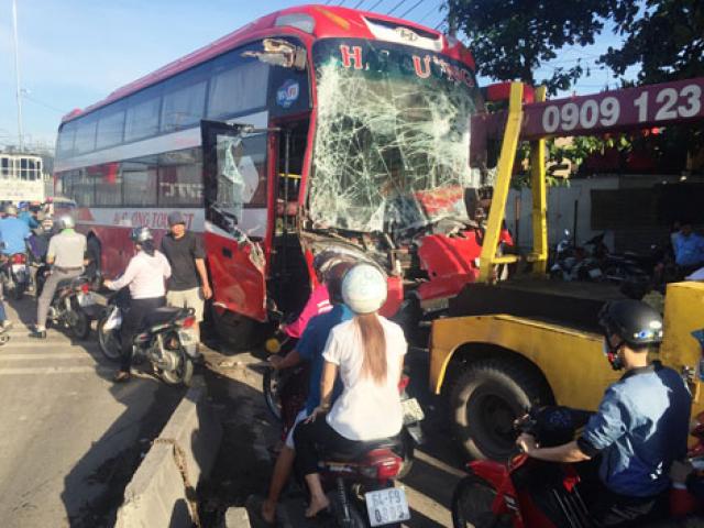 Tin tức trong ngày - Ô tô giường nằm "bứng" dải phân cách, đối đầu xe ben trên phố