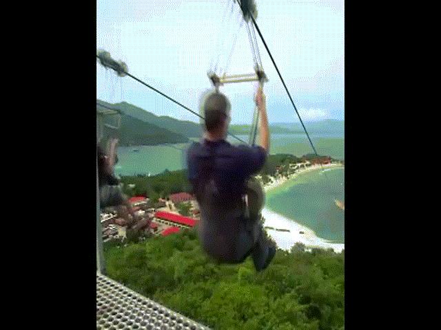 Du lịch - Vui "phát ngất" với trò đu dây từ rừng lao thẳng xuống biển