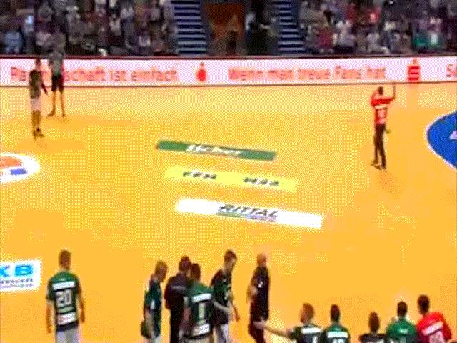 Thể thao - Trên đời có 1: Ăn mừng quá trớn, bị đồng đội "đốt lưới"