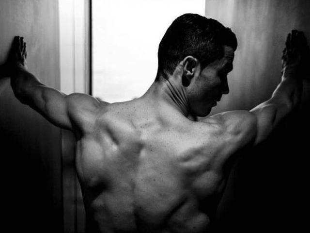 Bóng đá - Ronaldo chụp ảnh "thiếu vải", đốn tim triệu fan nữ