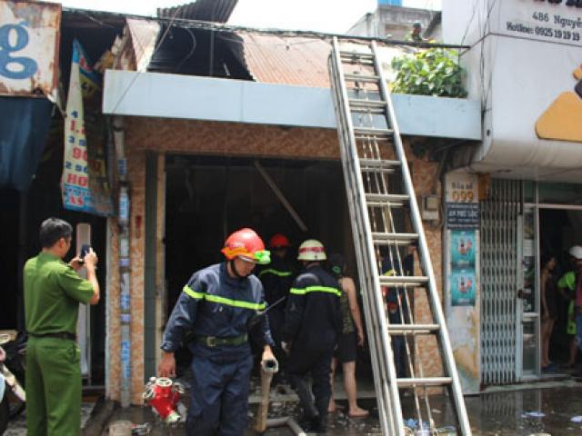 Tin tức trong ngày - Hai vợ chồng bung cửa, lao ra từ căn nhà cháy ở SG