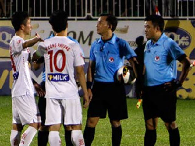 Bóng đá - V-League: HAGL thua đau vì trọng tài "bẻ còi" sốc