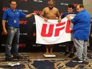 Thể thao - Chấn động UFC: Võ sĩ cởi sạch quần áo, làm điều khó tin