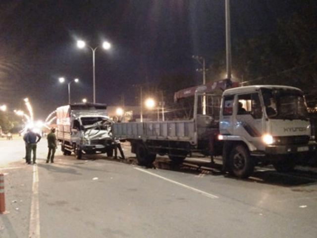 Xe tải lao thẳng vào ô tô đỗ bên đường, 3 người thương vong