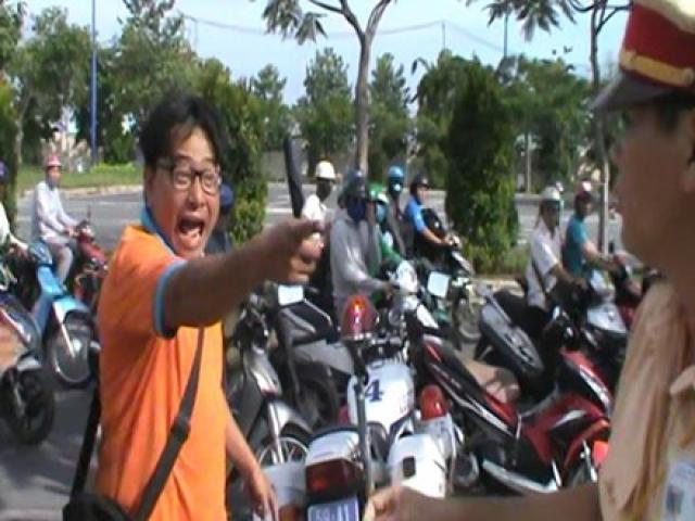 Ném điện thoại, tấn công CSGT khi bị đo nồng độ cồn