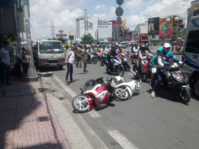 Tin tức trong ngày - Mở cửa ô tô bất ngờ làm một thai phụ văng trên đường