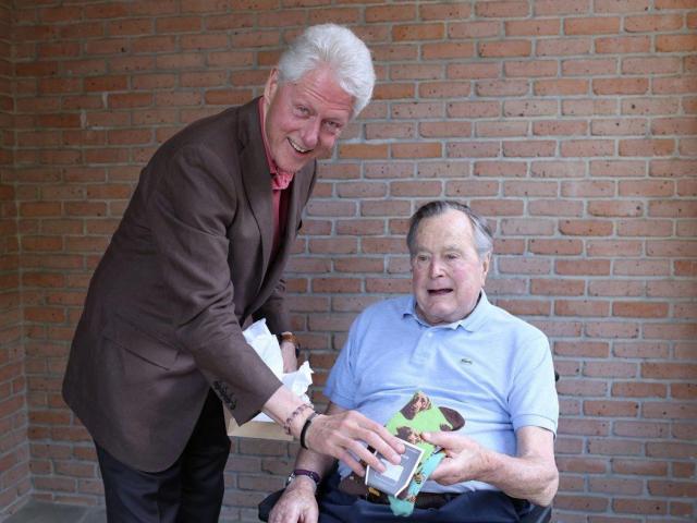 Thế giới - Bất ngờ món quà Bill Clinton vừa tặng cựu Tổng thống Bush