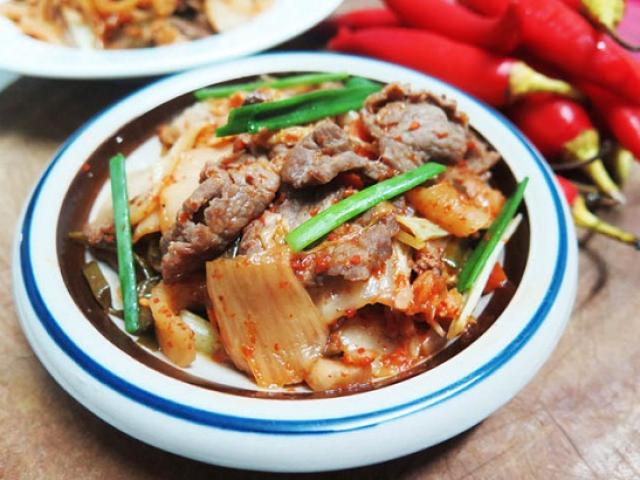 Ẩm thực - Thịt lợn xào kim chi mà ăn kèm cơm nóng thì ngon "miễn bàn"