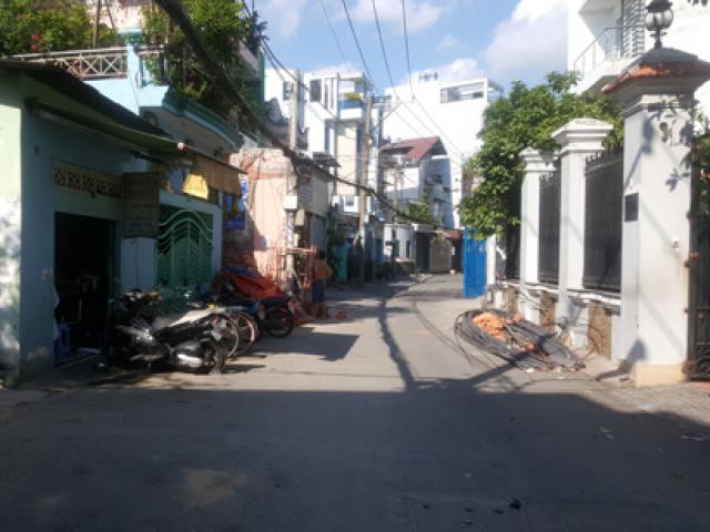 Chồng dùng rìu chém gục vợ trẻ rồi châm lửa tự thiêu