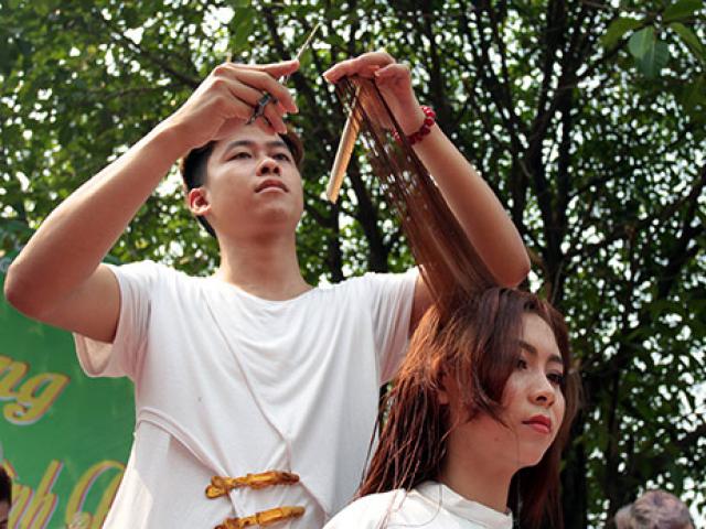 Tin tức trong ngày - Hàng trăm người múa kéo tại lễ hội "vít đầu thiên hạ"