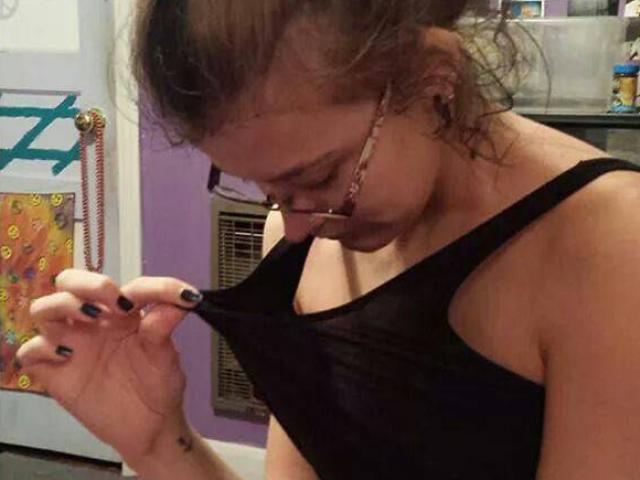 Cười 24H - Vô tình thấy thứ này, chị em chỉ muốn tìm chỗ… chui