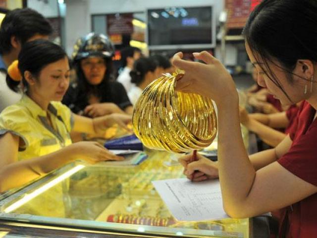 Tài chính - Bất động sản - Vì sao vàng thế giới đội giá, vàng trong nước đứng im?