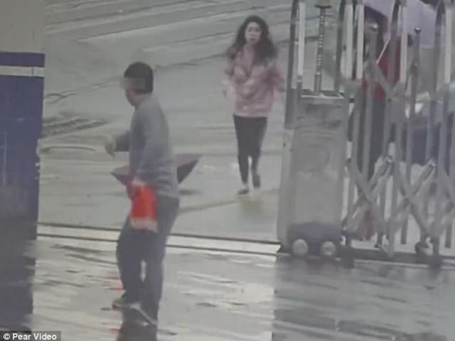 Pháp luật - Cướp xong tìm chỗ nấp, gã trai vào nhầm đồn cảnh sát