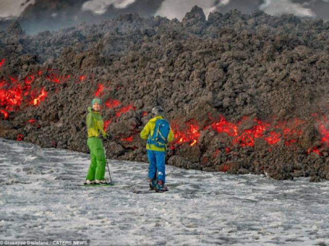 Du lịch - Liều lĩnh trượt tuyết sát dòng dung nham núi lửa