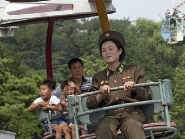 Thế giới - Lính Triều Tiên tươi cười giữa lúc "nước sôi lửa bỏng"