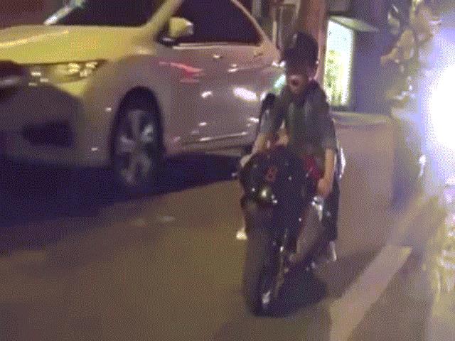 Bạn trẻ - Cuộc sống - Clip: Bé trai "cưỡi" môtô mini lượn phố Hà Nội gây sốc